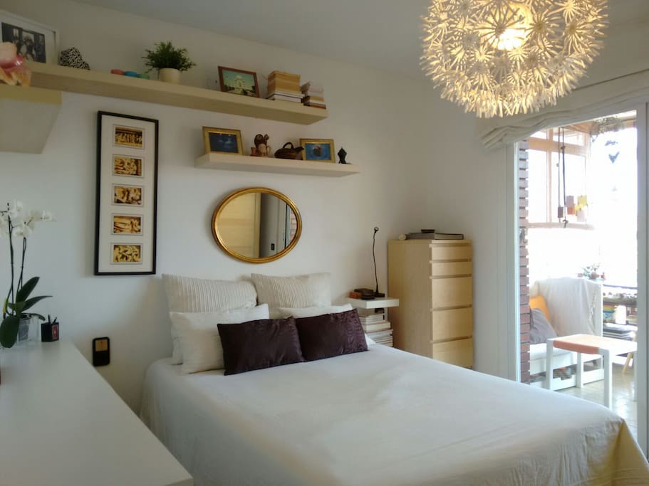 habitación doble con salida a terraza privada. Y baño privado.