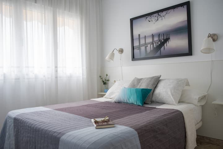 主卧配备1.50张床和衣柜