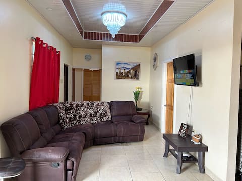 Paneys spacious 2BR -2 mins walk to Sheriff ST.