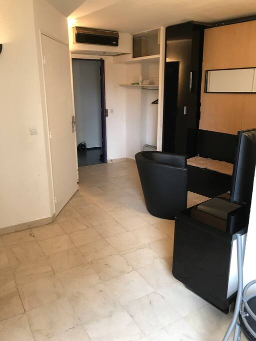 Vue du studio .
Lit escamotable de 140 cm avec vrai matelas