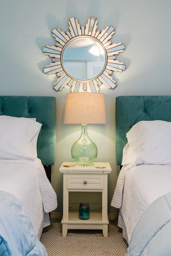 חדר שינה לאורחים עם שתי מיטות קווין סייז