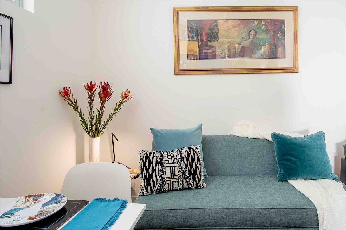 ניתן להפוך ספה למיטה במידת הצורך.