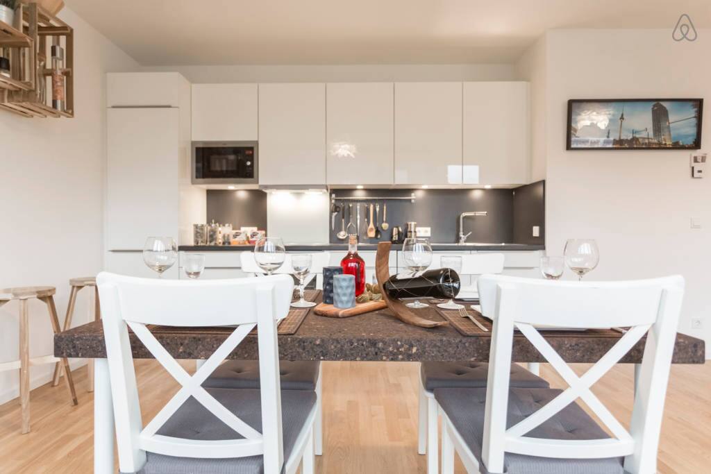Dinning with four or more Enjoy your dinner in an open space living room with green gourmet ingredients from close by local supermarkets