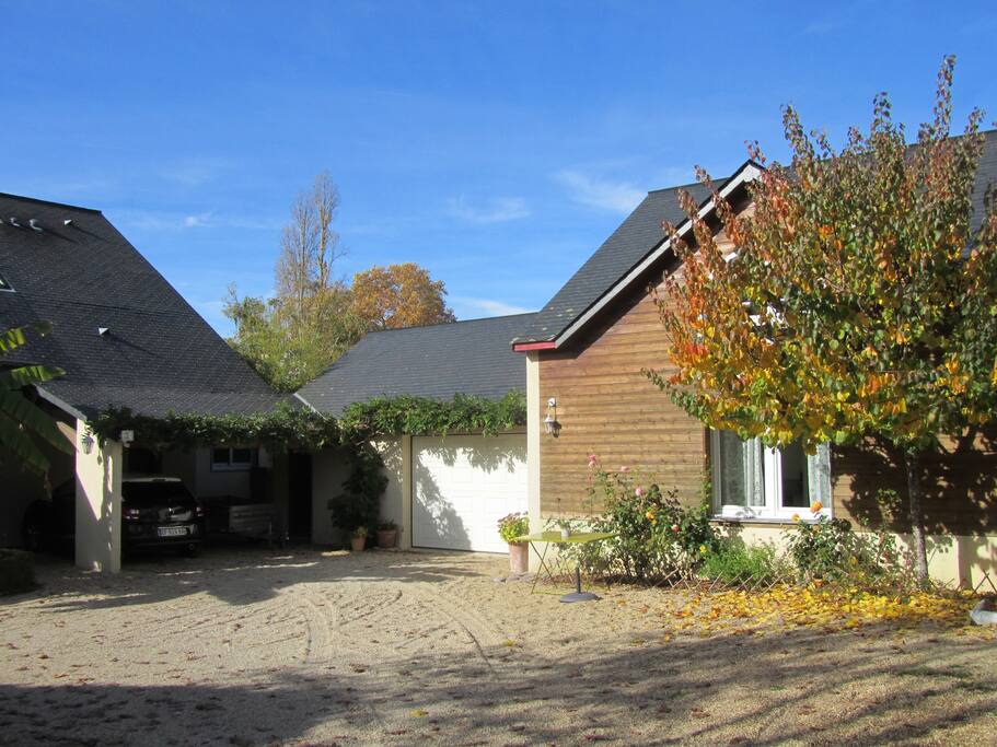 La maison est située dans la cour arborée de la maison du propriétaire.