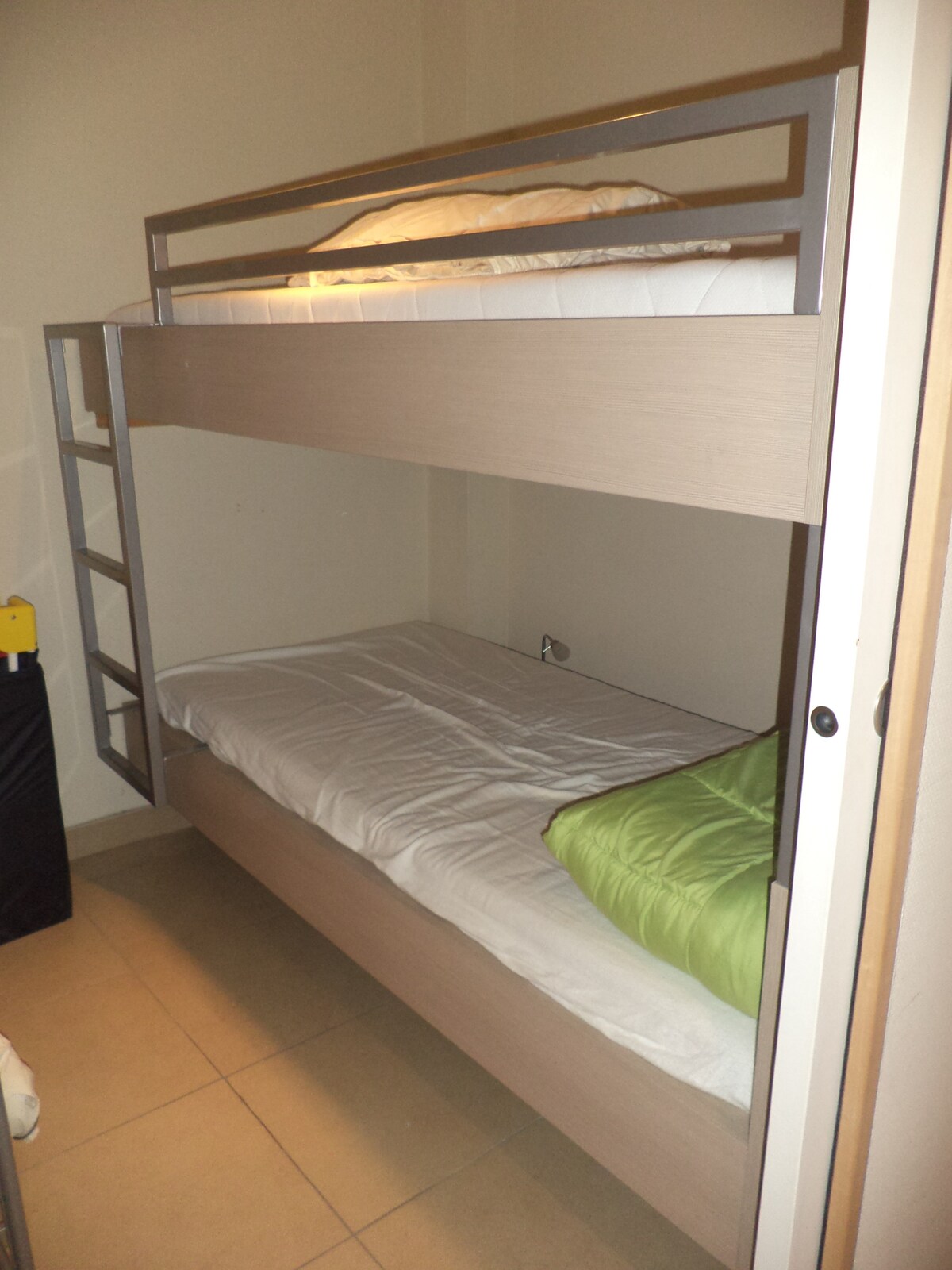 pevná poschodová posteľ