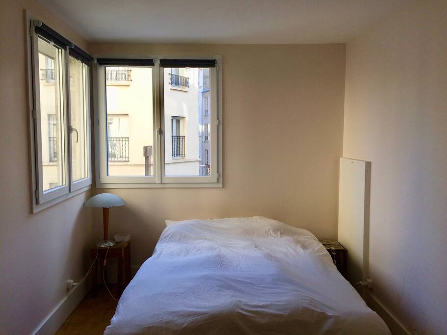 La chambre principale ensoleillé le matin.