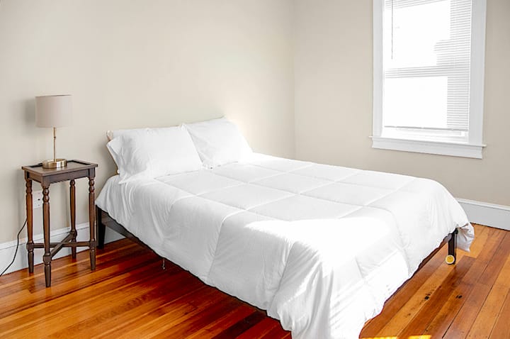 Chumba cha kulala 2 [Kitanda cha Malkia]
"Niliweza kukodisha eneo la Toms kwa ilani fupi ambayo ilikuwa nzuri. Eneo liko katikati ya jiji la Newport, karibu sana na mikahawa mingi, ununuzi na burudani nyinginezo. Ununuzi wa mtaa wa Thames pia uko umbali mfupi wa kutembea. Nyumba ilikuwa safi na ilionekana kuwa imesasishwa hivi karibuni kwenye sehemu ya ndani. Vyumba vitatu vya kulala, kila kimoja kina kitanda cha ukubwa wa malkia na mabafu matatu kamili. Nitakaa tena." - Jerry na Donna | Desemba 2022