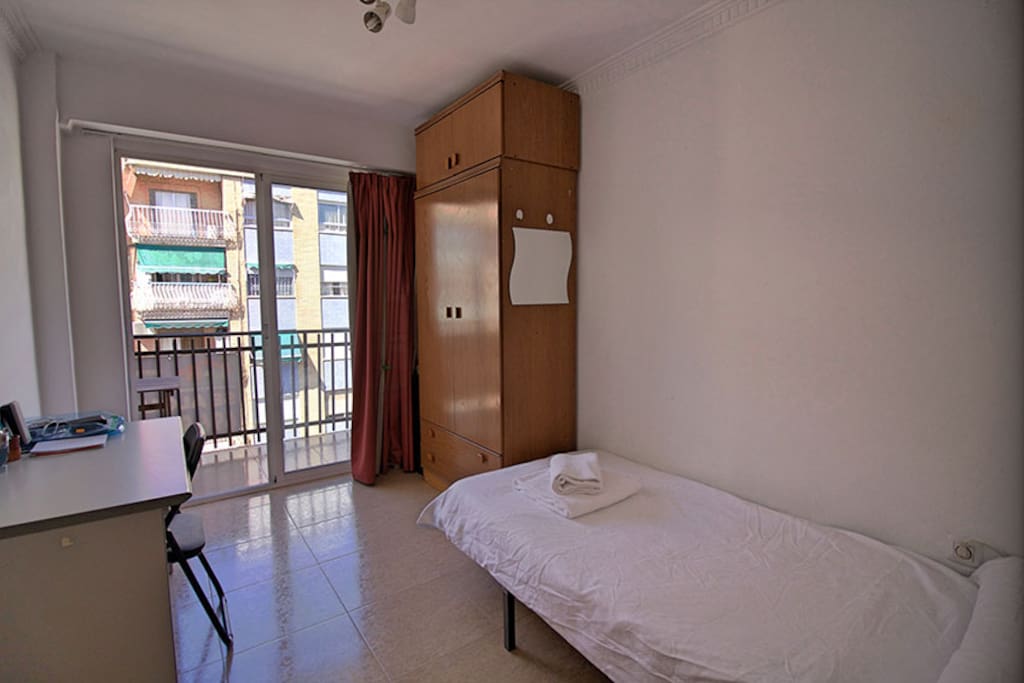 R2 single bedroom with balcony access,desk and closet