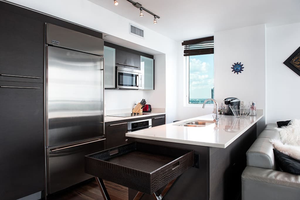 High standards kitchen with GE appliances including large fridge with freezer drawer, dishwasher, microwave and oven, help yourself to a K-cup and use the Kuerig coffee machine.