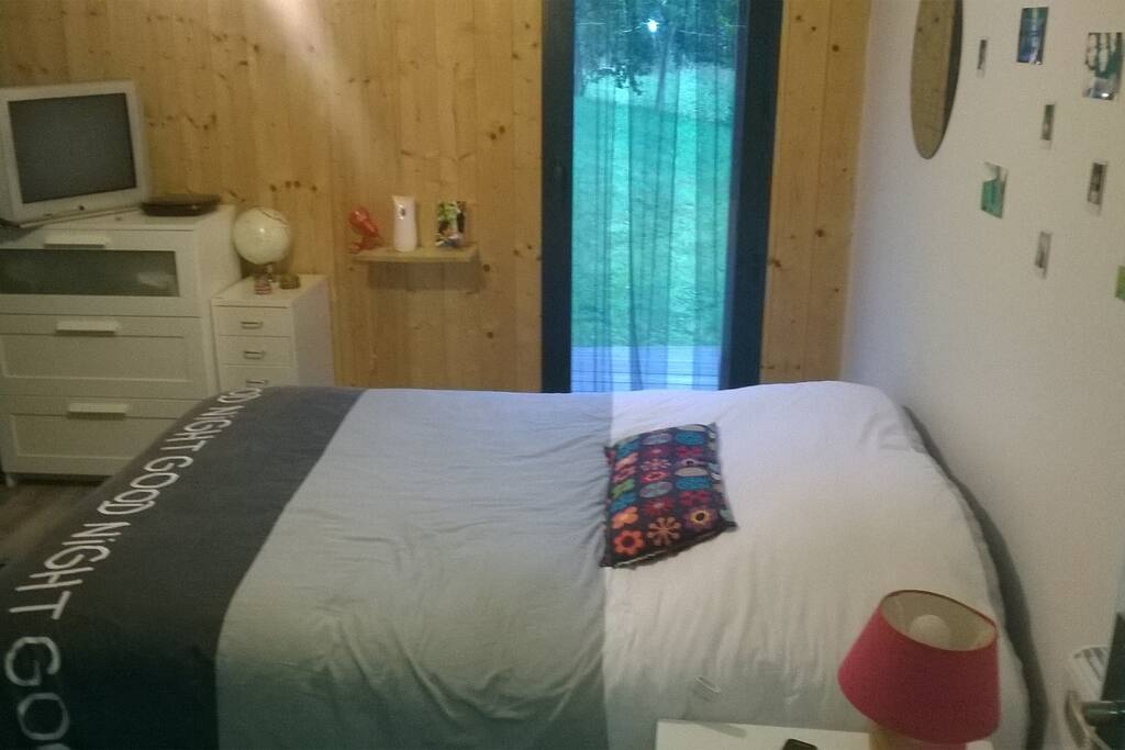 La chambre qui donne sur la terrasse.