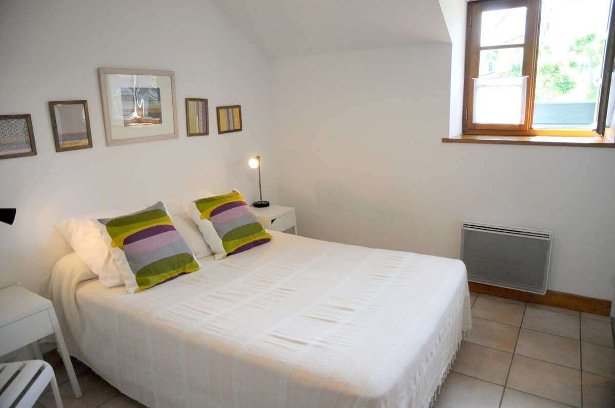 卧室1 - 140厘米厘米的床，带羽绒被