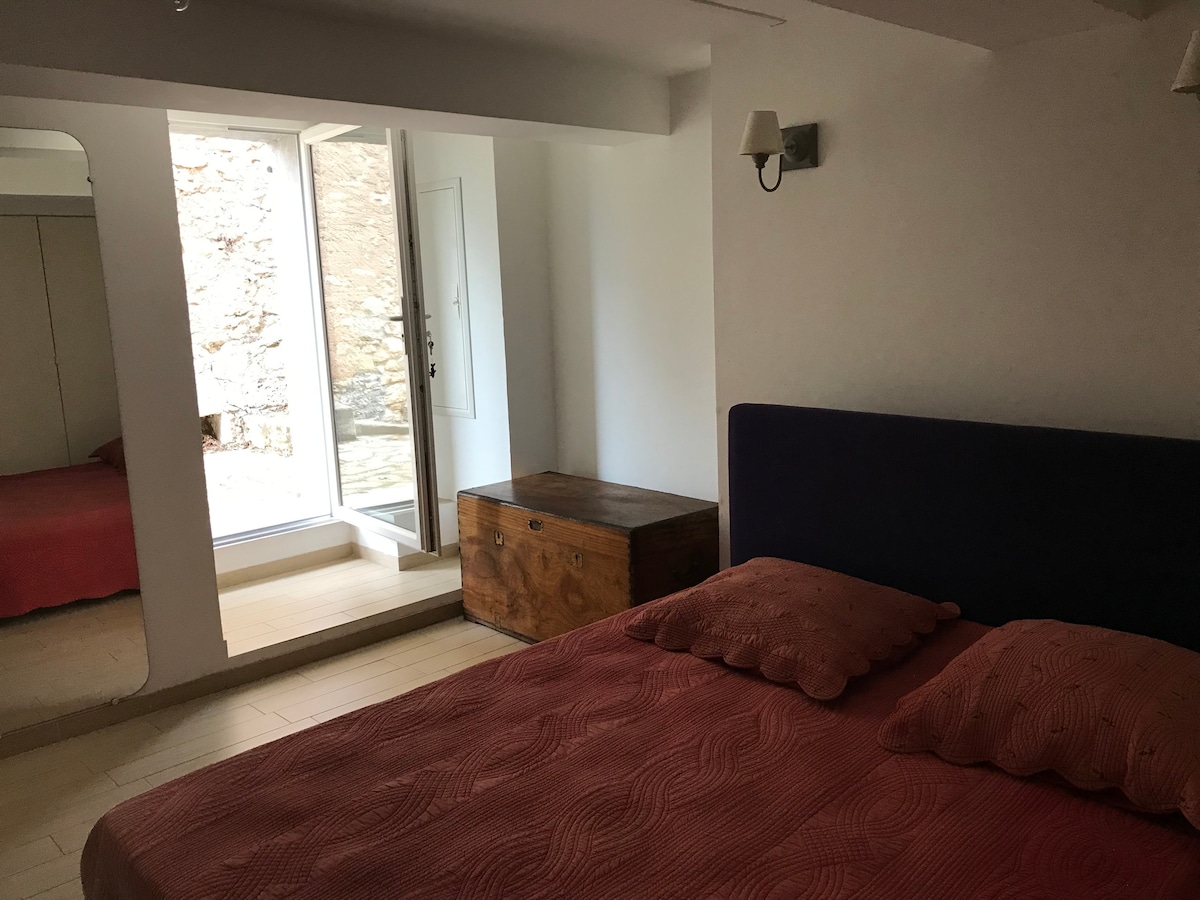 Spavaća soba s bračnim krevetom širine 1,60 metara.