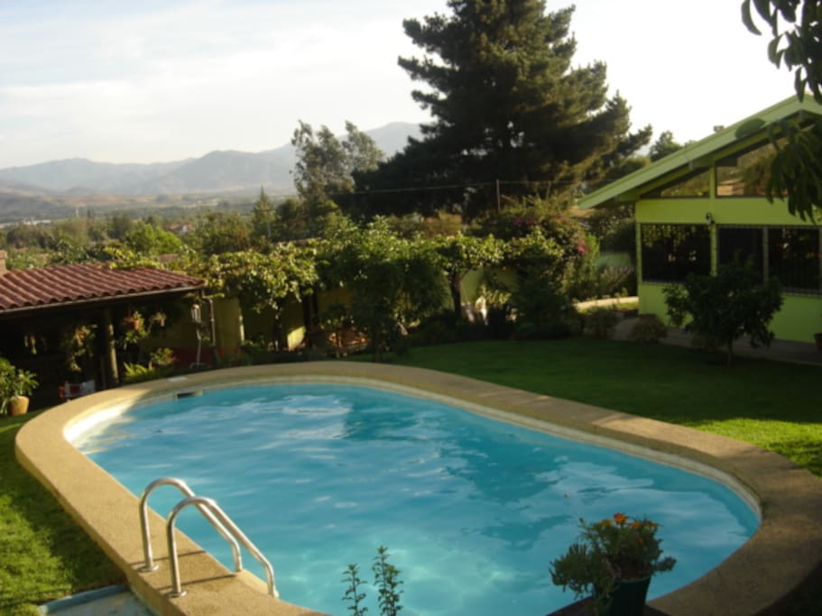 Piscina de tamaño mediano y no muy profunda.