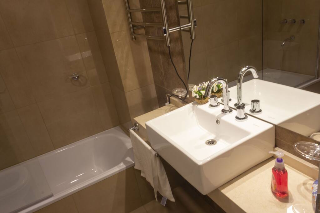 Baño con Toallero Electrico