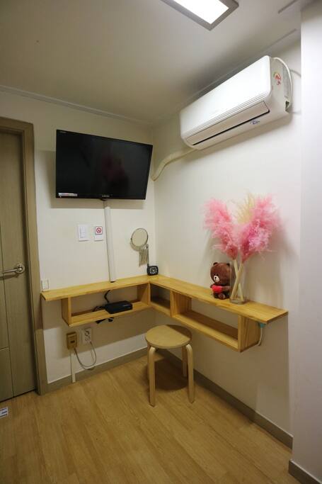 Cable TV and Air conditoner
케이블 티비, 에어컨