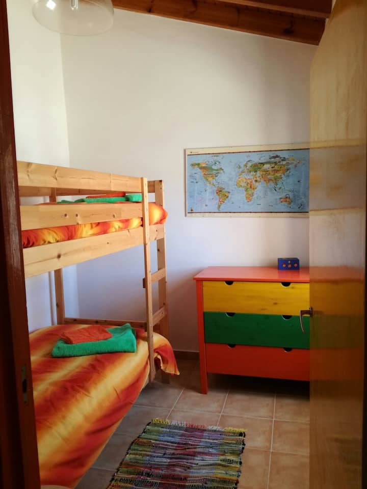 Dhoma e dytë e gjumit. Këtu ka 2 krevate tek.