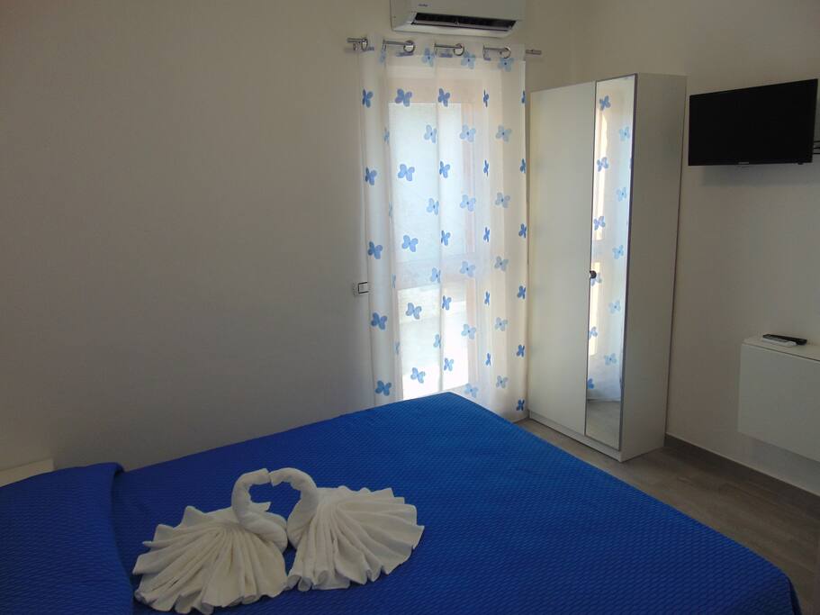 Tutte le camere sono dotate di accesso indipendente, bagno privato, aria condizionata, tv a schermo piatto e posto auto.