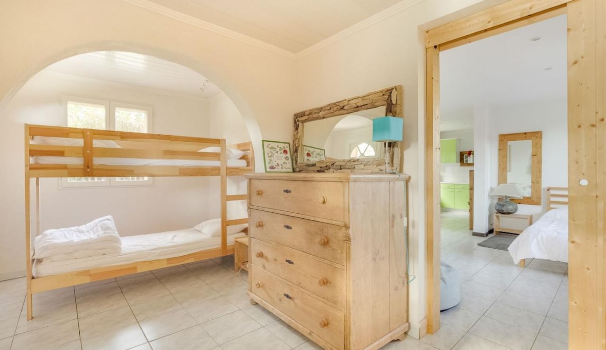 Დაბლა ორსართულიანი ოთახი ახალგაზრდებისთვის