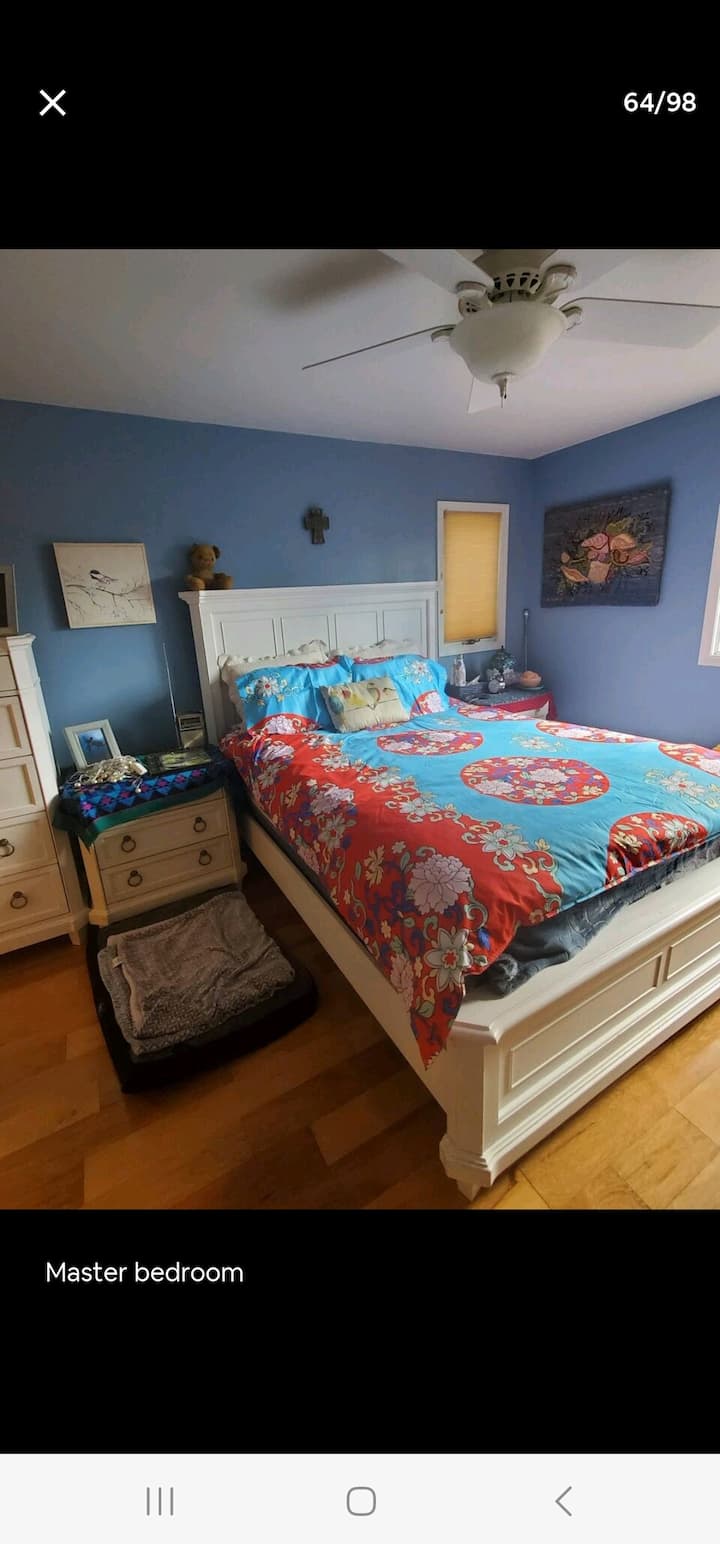 Happy periwinkle blue ต้อนรับคุณเข้าสู่ห้องนอนใหญ่ที่มีอ่างอาบน้ำหลัก (พร้อมฝักบัวอาบน้ำแบบวอล์คอินพร้อมที่นั่ง) นอกจากนี้ยังมีทีวี