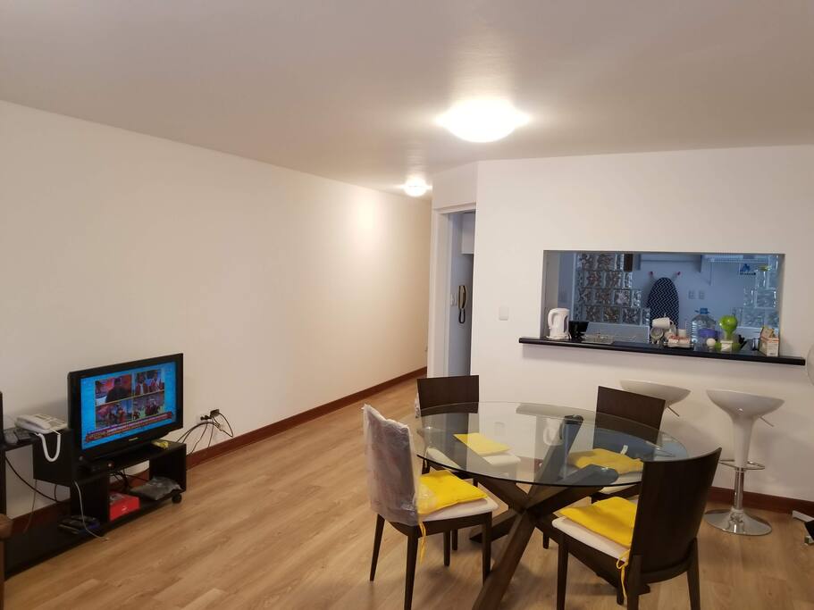 Amplio apartamento de 3 dormitorios de 120m2 con Internet de Alta Velocidad y Cable. Una de las habitaciones ha sido habilitado como un escritorio para trabajar.