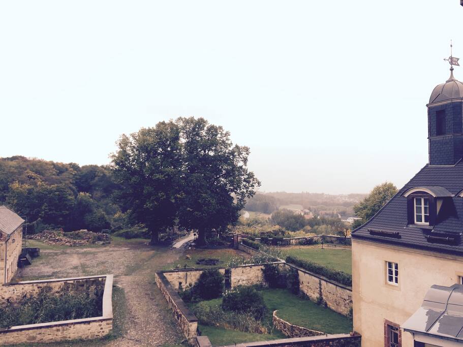 Blick aus dem Fenster auf den Hof