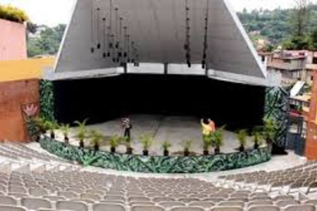 Anfiteatro donde se realizan con frecuencia actividades culturales , musicales y festivales de jazz