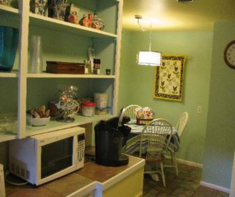 Full Kitchen - Coffee, Teas and Ice