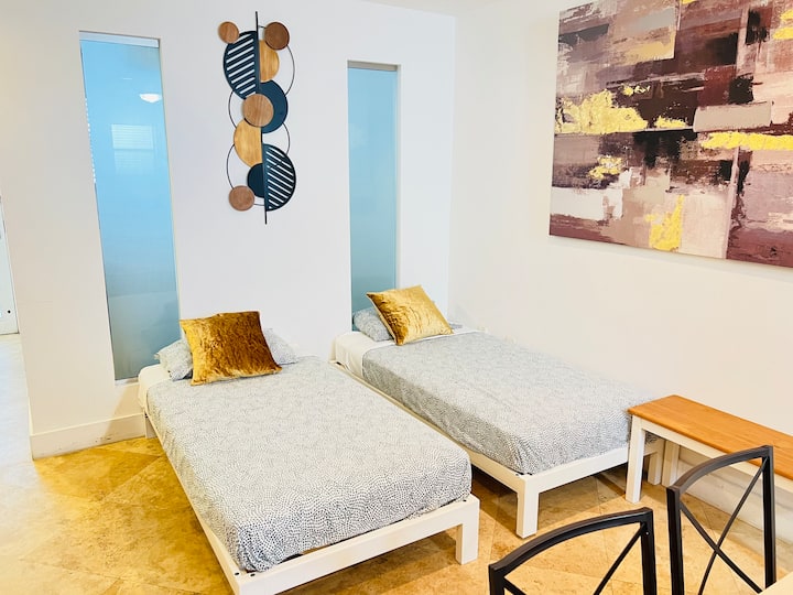 Apartment In South Miami Beach ! 1 Block 2 Beach ! - South Beach, FL