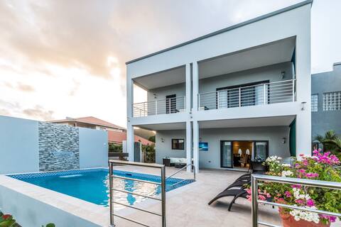 Waters Edge Luxury Villa #2 by Bay Gardens Resorts