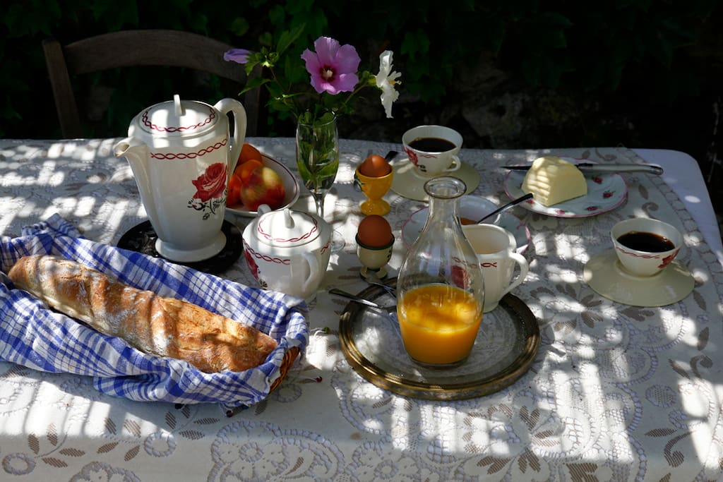 Petit déjeuner sous la tonnelle