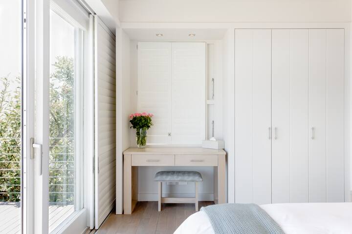 Breathe the Sea Air from a Chic Camps Bay Hideaway gallery image 3