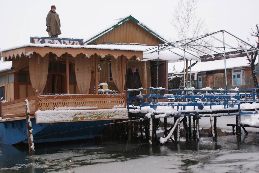 FRONT SIDE OF HOUSEBOAT KENYA IN WINTERS
