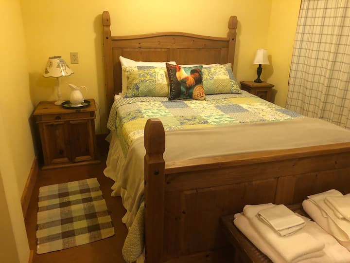 Slaapkamer: queensize bed