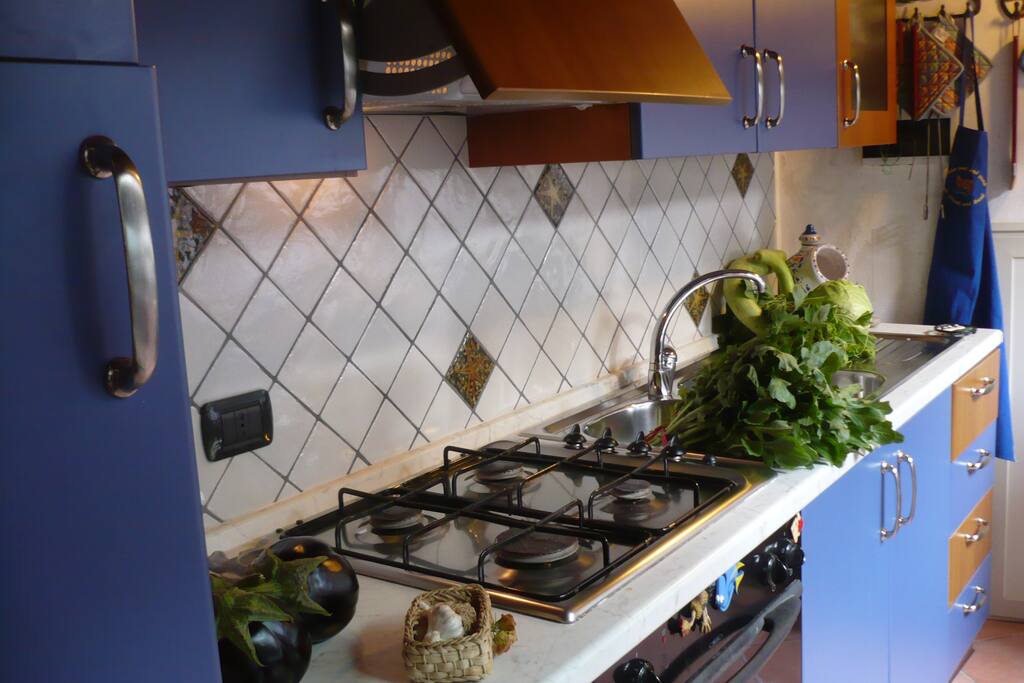 Cucina con accesso diretto allo spazio antistante esterno