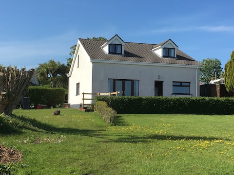 Luxurious cottage with stunning sea views