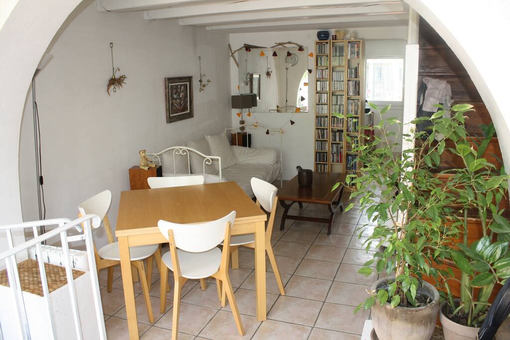Rez de chaussé lumineux. 2 chambres à l'étage