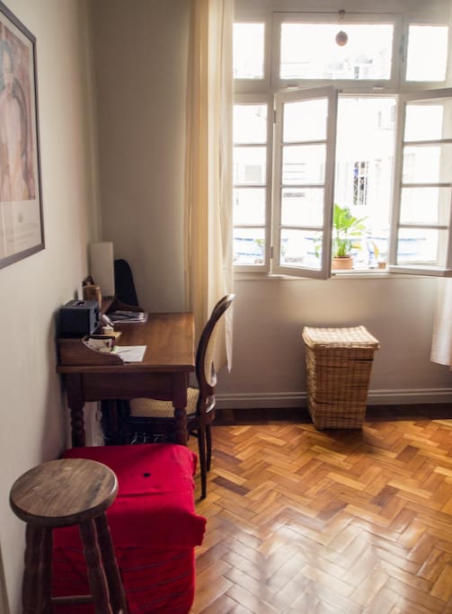 "Quarto da direita" com escrivaninha / "Right side room" with study desk