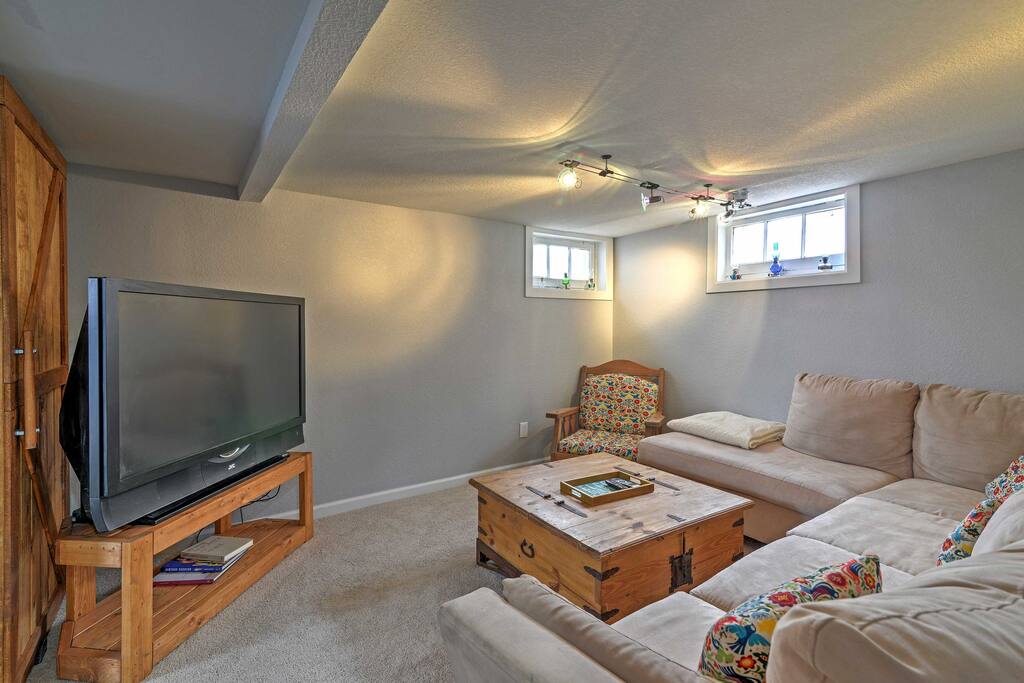 Living Room w/ Bigscreen & Roku