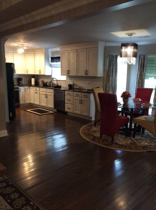 Kitchen & breakfast