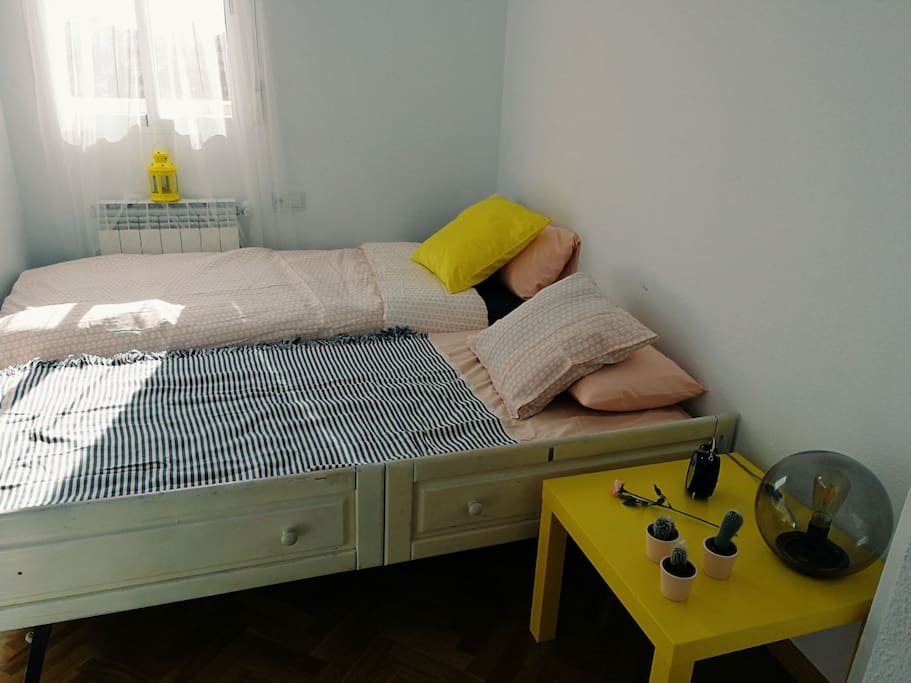 Habitación luminosa y acogedora: opción de dos camas individuales o una sola; armario privado.