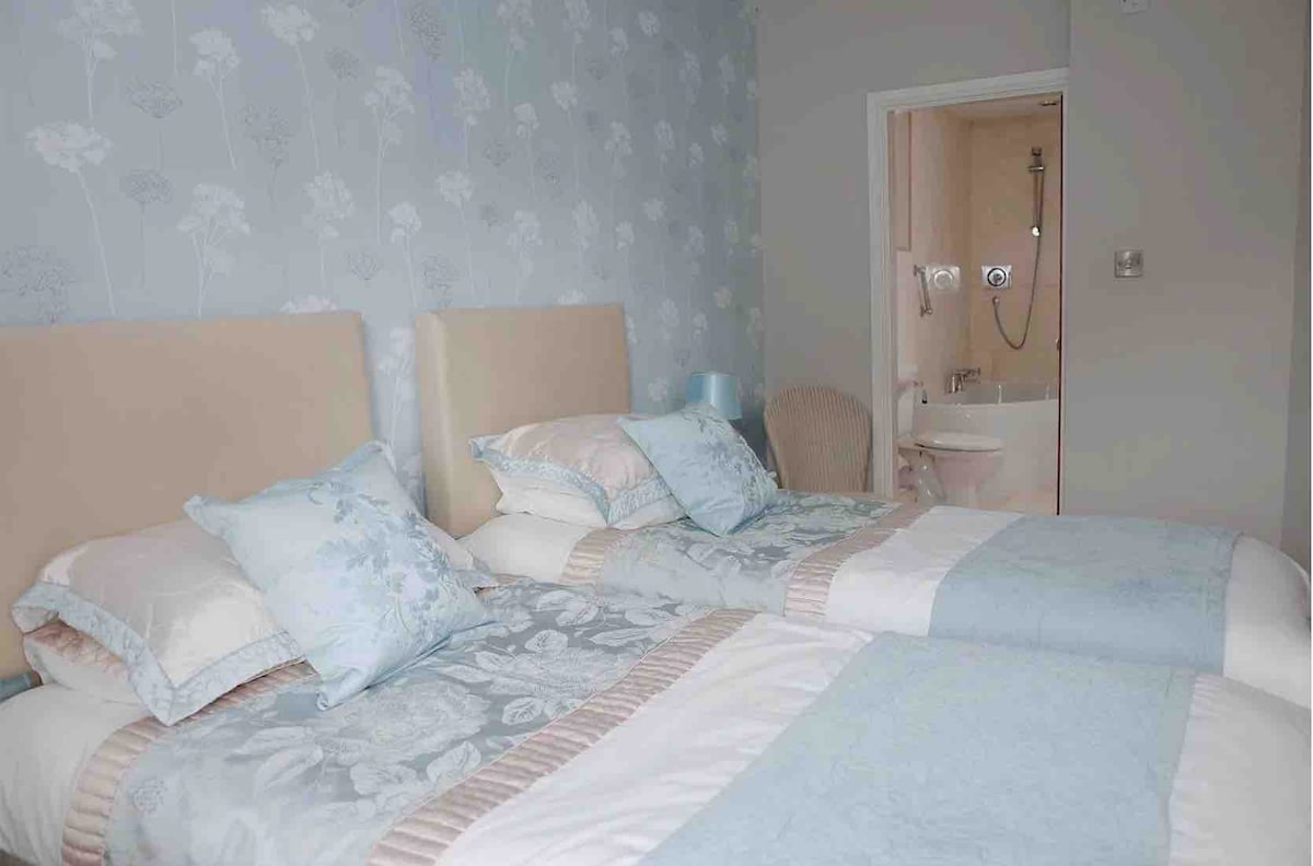 Twin Room & En-suite Bathroom