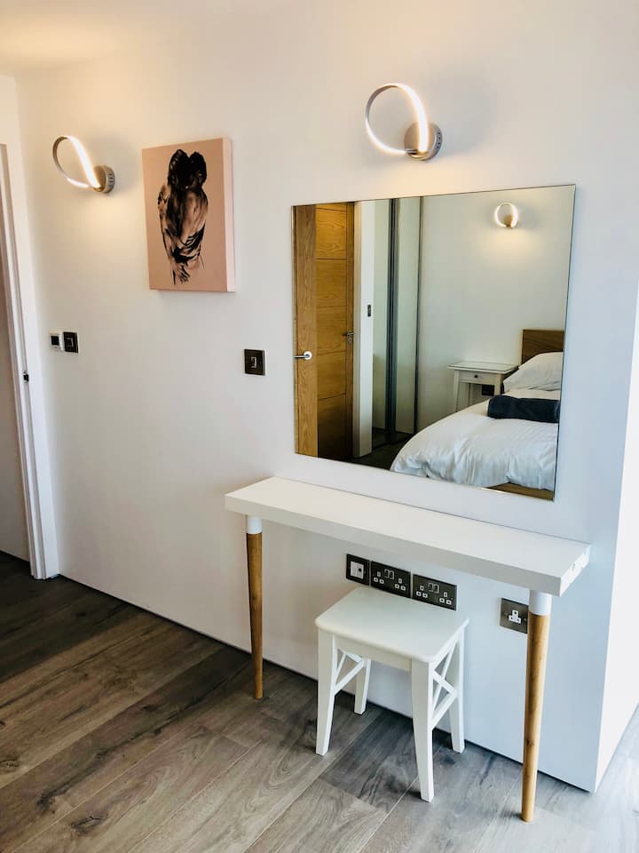 Master dressing table