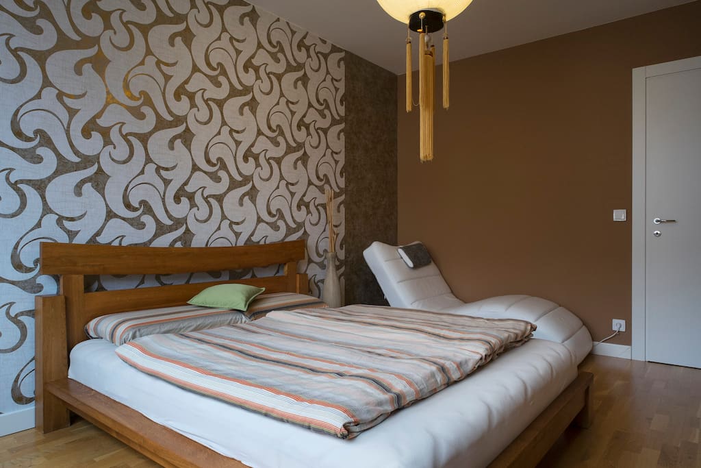 Bedroom with comfortable mattress, 160 cm. Dark curtains to sleep in perfect dark.