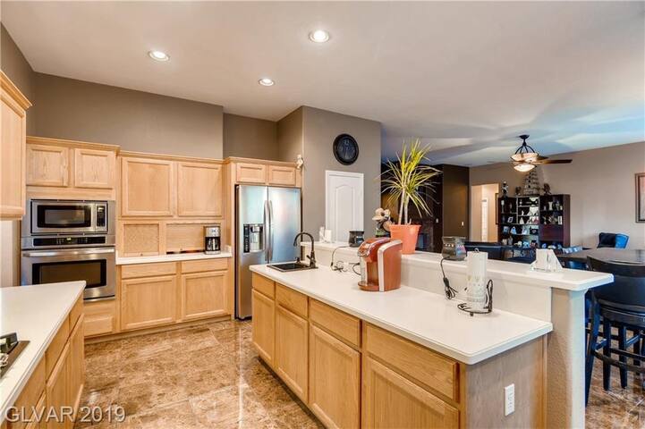 Well appointed crowd, pleaser! gallery image 3