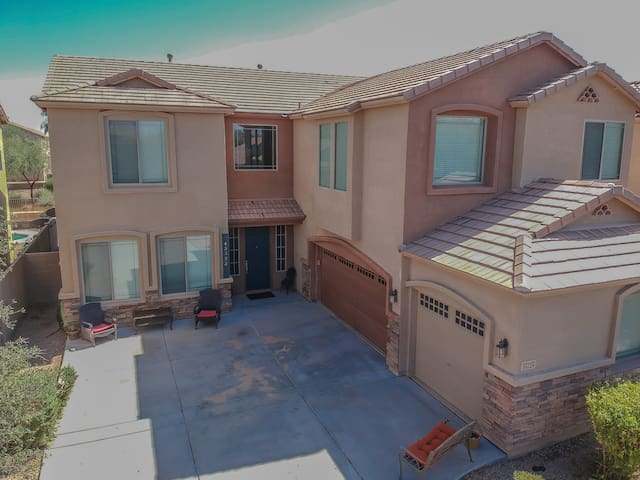 5 bed 3 bath community pool, gym, tennis court.