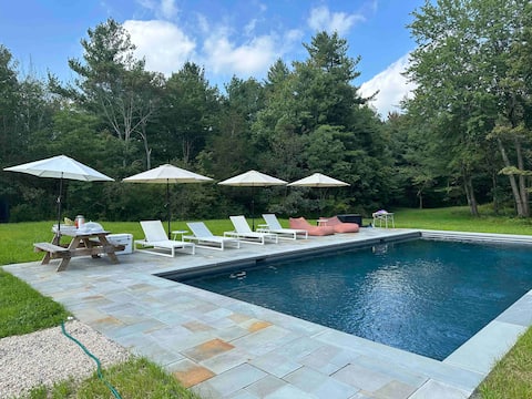 Farmhouse and Guesthouse w Pool, Pond and Sauna!