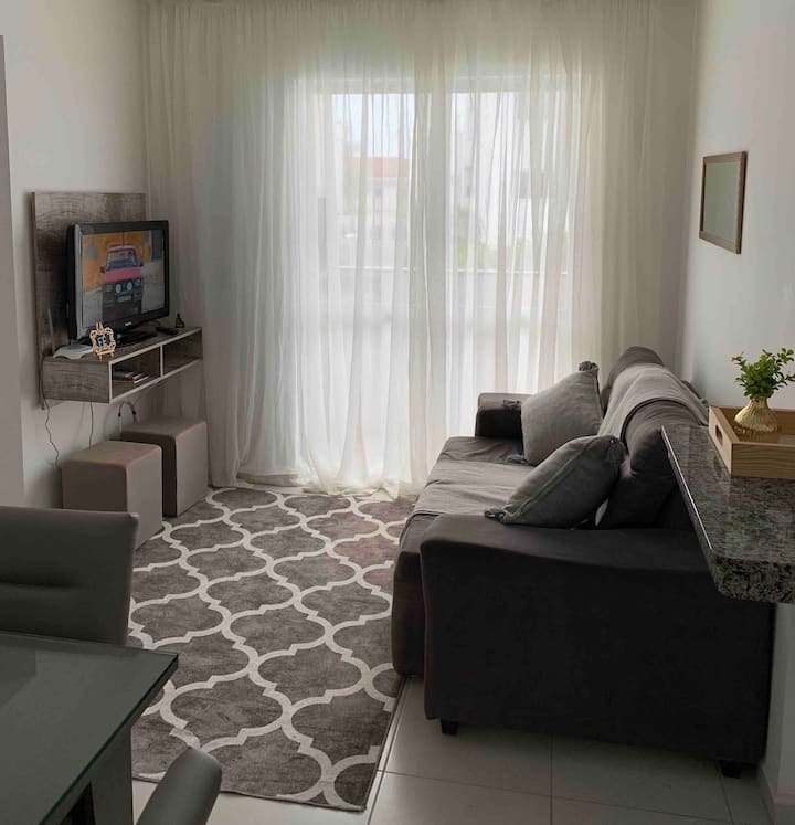 Sala de estar con sofá plegable y ajustable de 2 plazas, Rack Panel y TV de 32 pulgadas 