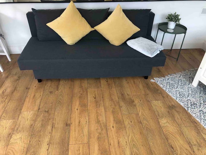 Ხელმისაწვდომია გასაშლელი დივანი