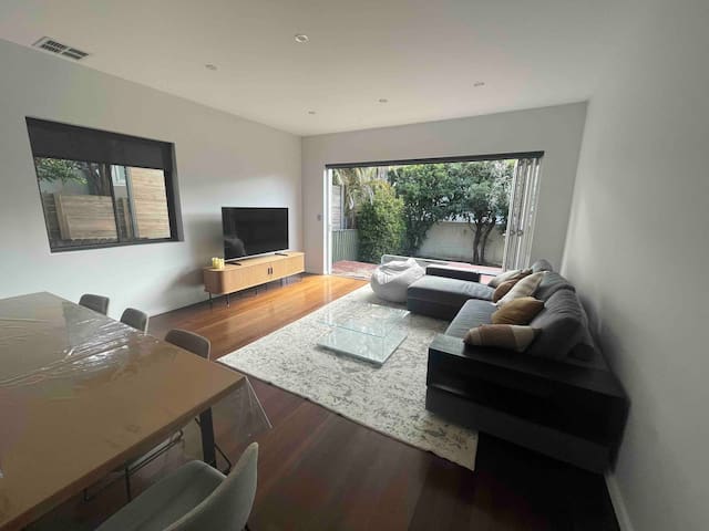 Large modern semi Dover Heights