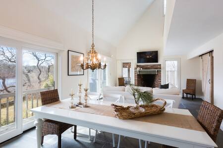 Slate House - a modern waterfront getaway